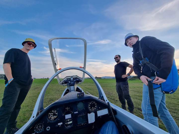 Gemenskap på flygfältet vid Falköping