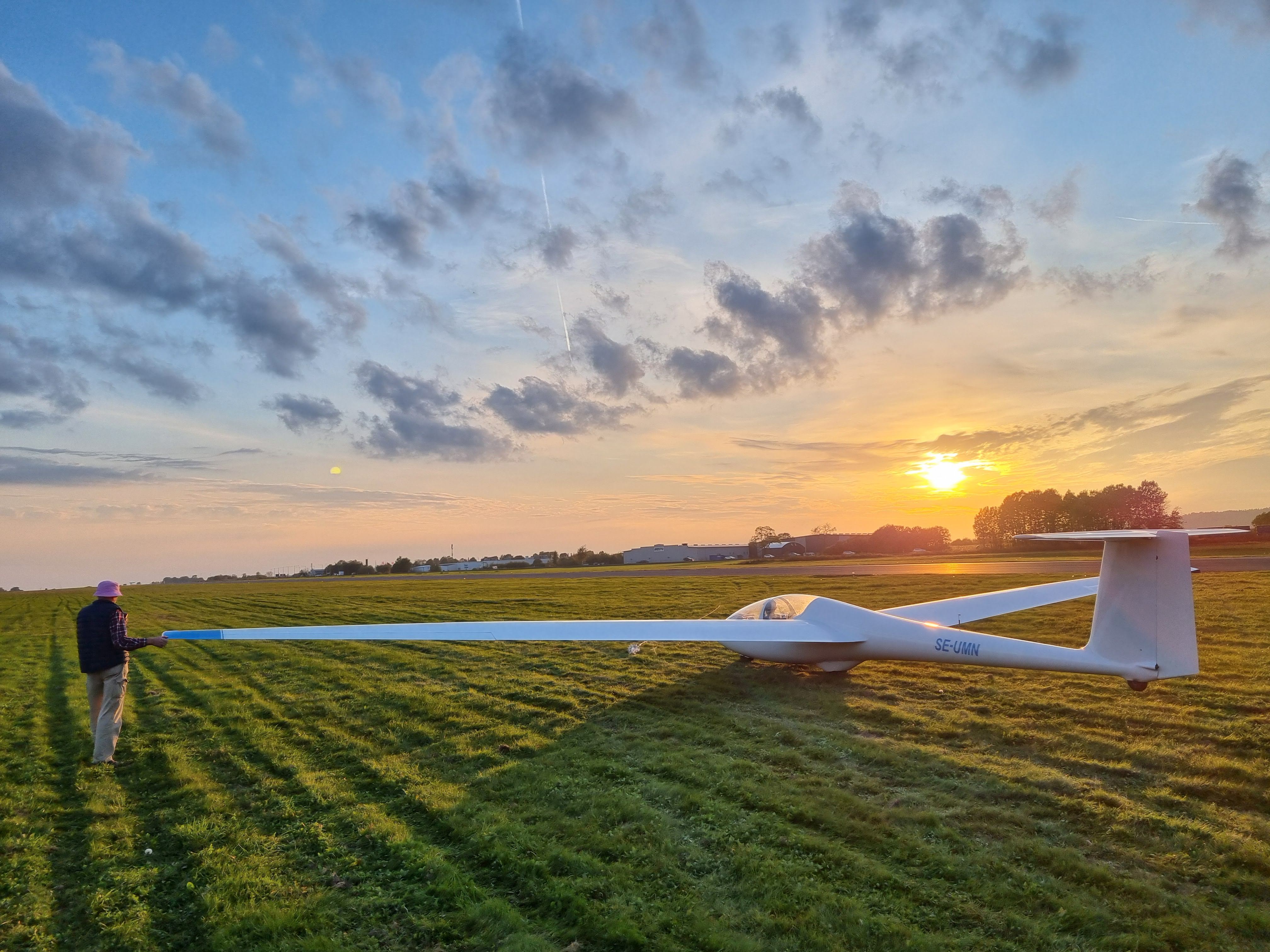 Vinschstart i solnedgång på Falköping flygplats